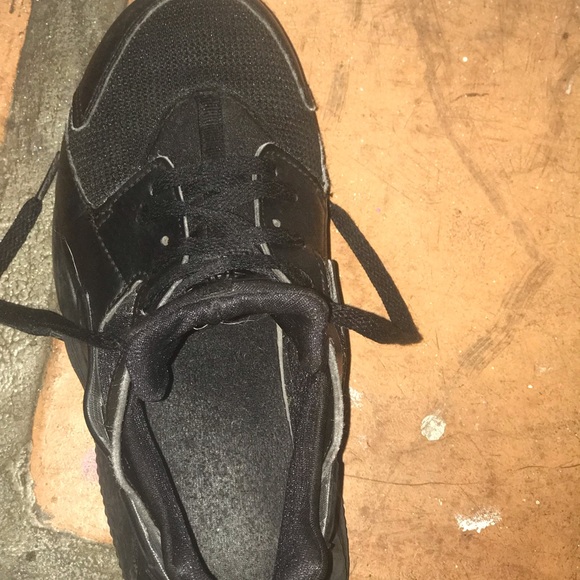 NIKE ALL BLACK HURACHES - Picture 2 of 3